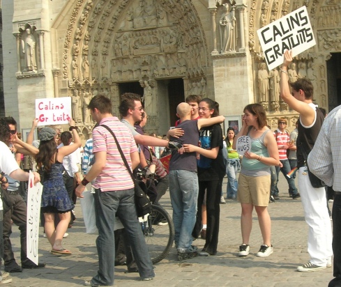'FREE_HUGS',_Notre_Dame_de_Paris